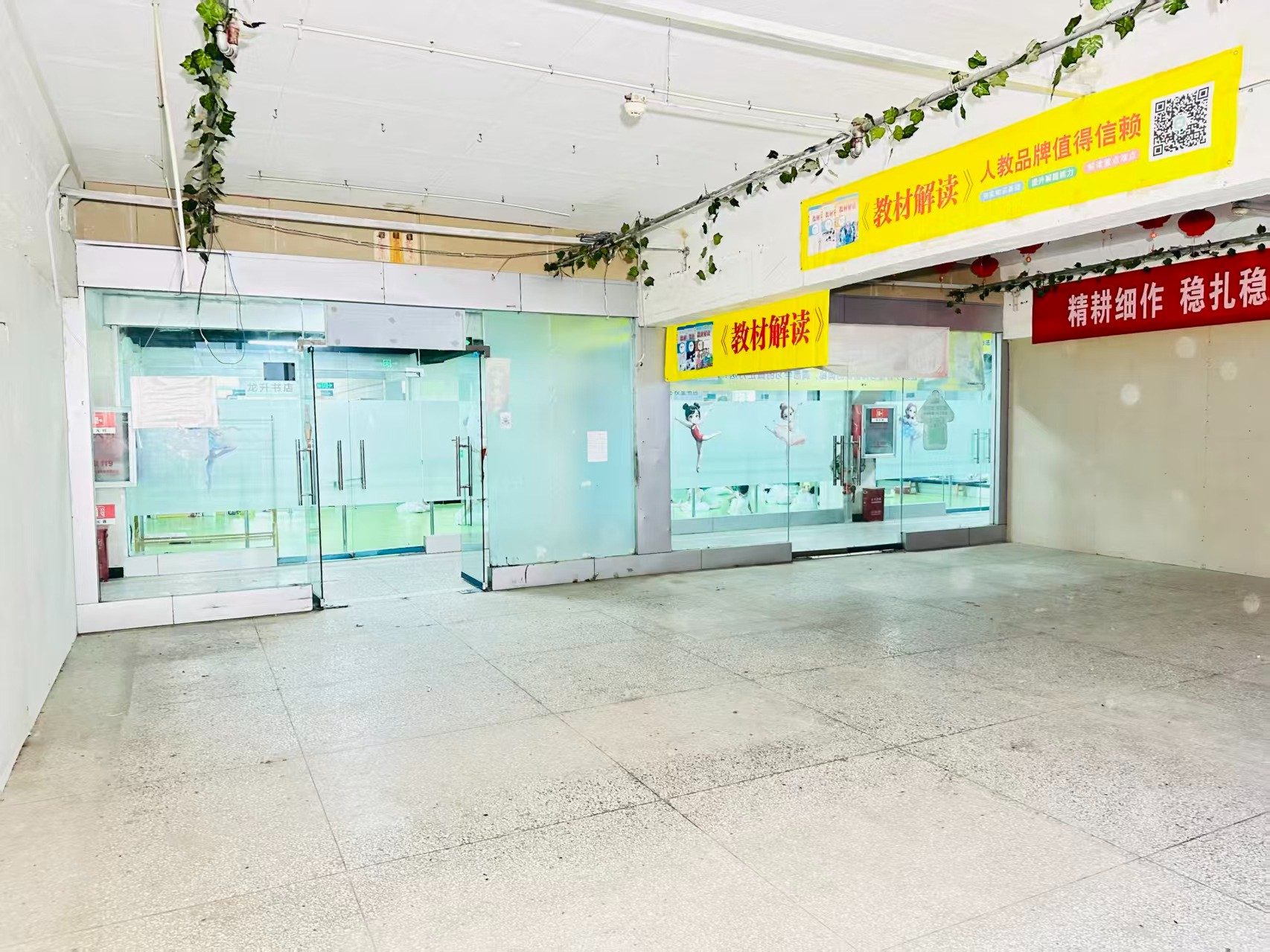 新区南三街提供写字楼、商铺、展示空间、直播间等多种面积选择，满足企业办公、研发、展示、运营等多元需求。