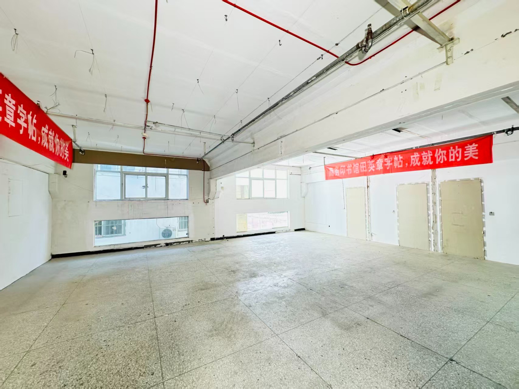 新区南三街重点吸引人工智能应用、数字经济、电商直播、智能制造服务、软件开发、科技创新企业及创业团队入驻